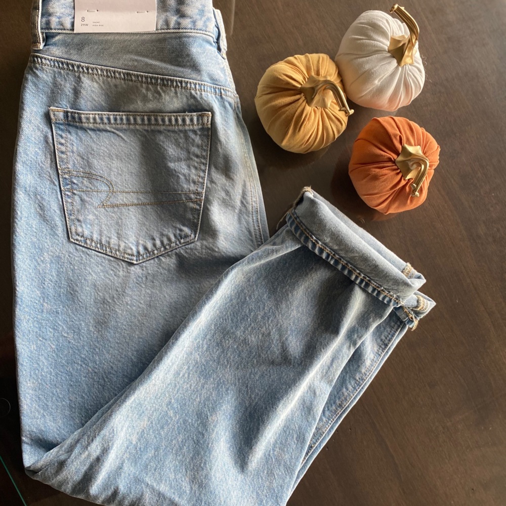 Mom Jeans Uber Cool lightwash distressed 8 short